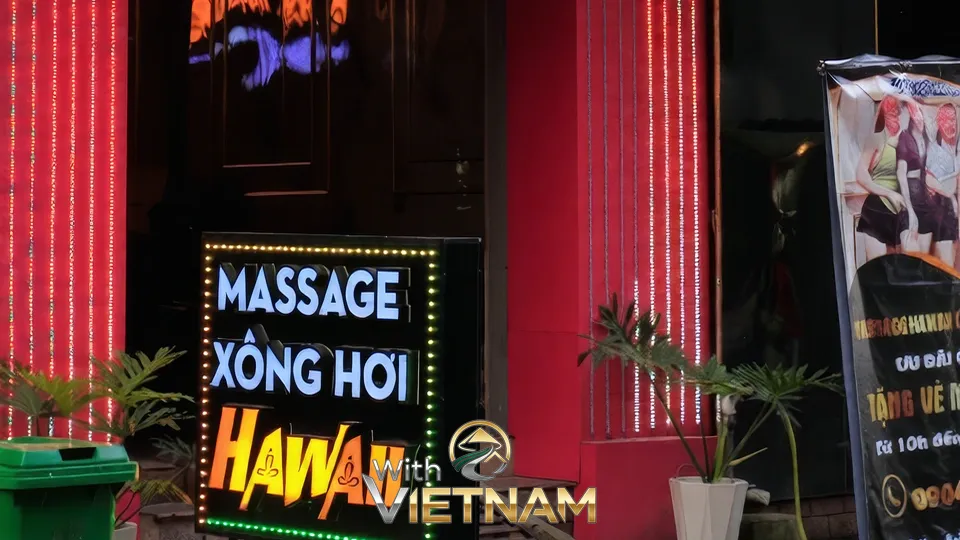화려한 조명의 하와이 마사지 입구 간판
