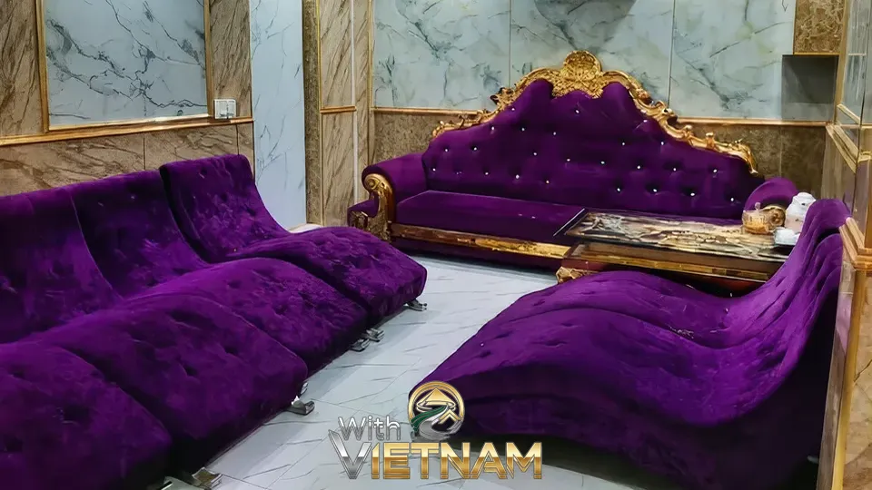 고급스러운 보라색 벨벳 소파 대기 공간