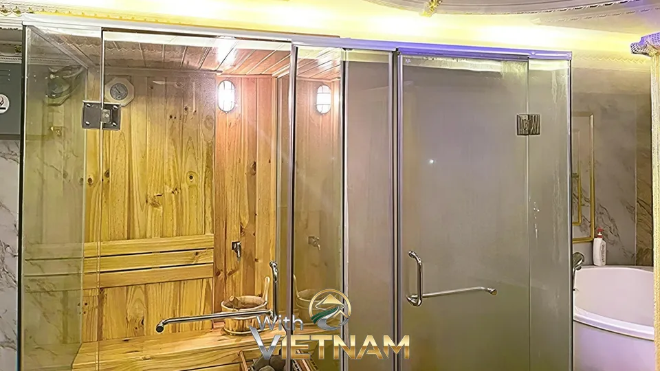 나무로 된 건식 사우나와 유리 샤워 부스