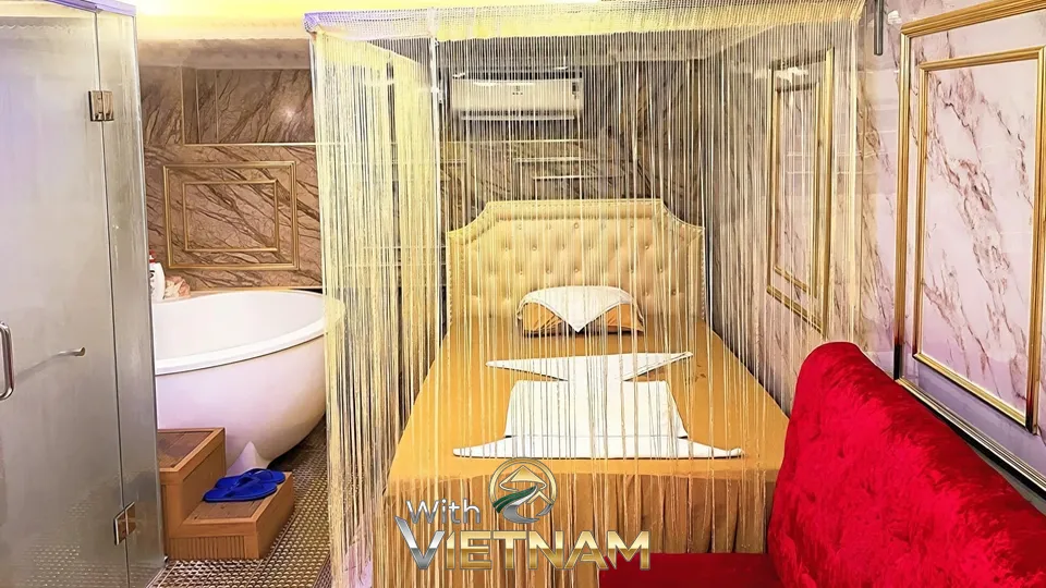 붉은 소파와 욕조가 있는 넓은 마사지실