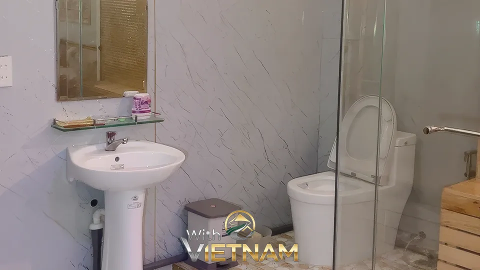 대리석 벽면의 깔끔한 화장실 내부 모습