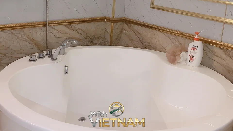 대리석 타일 위 깨끗한 흰색 욕조 클로즈업