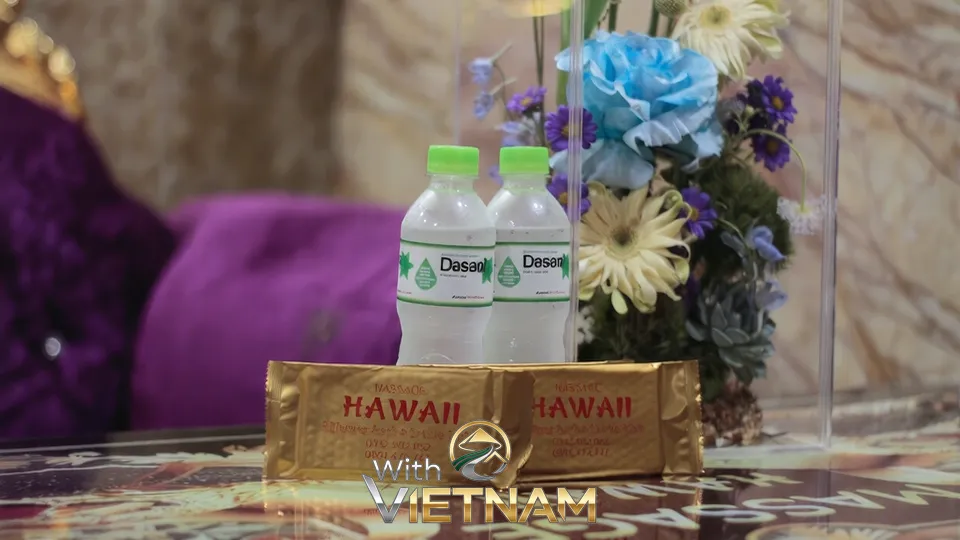 테이블 위 하와이 로고 간식과 생수병