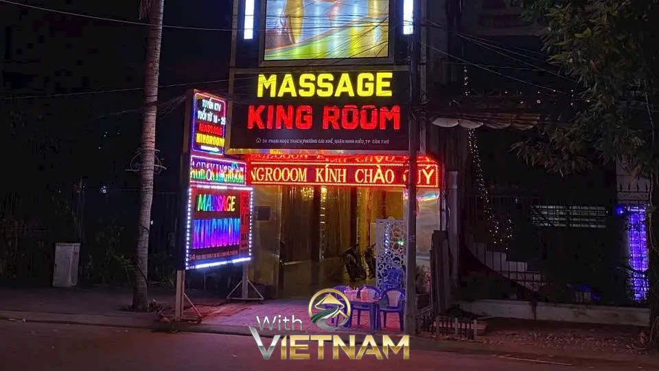 킹룸 마사지 외부 야경과 간판