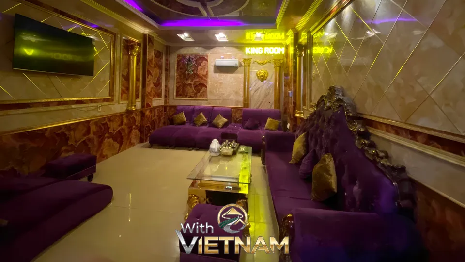 고급스러운 보라색 소파와 황금빛 대기실