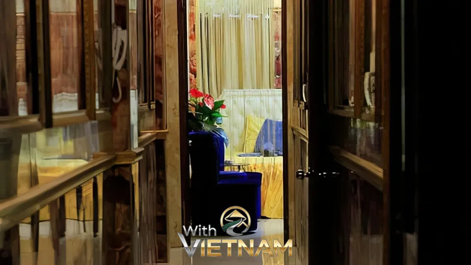 거울과 조명이 반사되는 복도와 방 입구