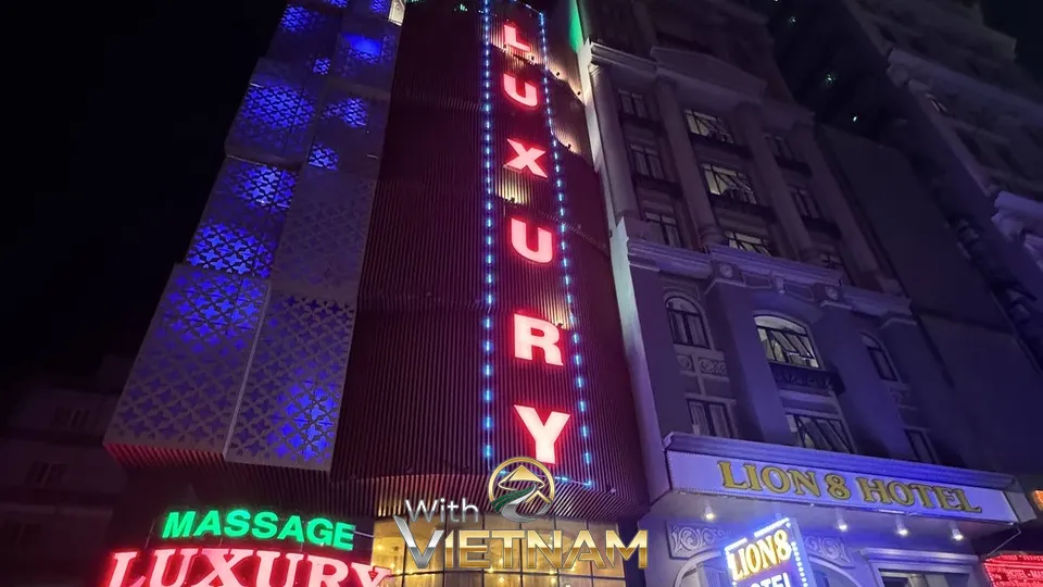 화려한 네온사인이 켜진 럭셔리 마사지 건물 야경