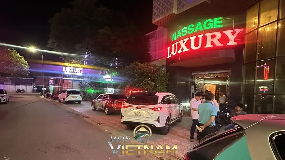 초록색과 붉은색 네온 간판이 빛나는 가게 입구