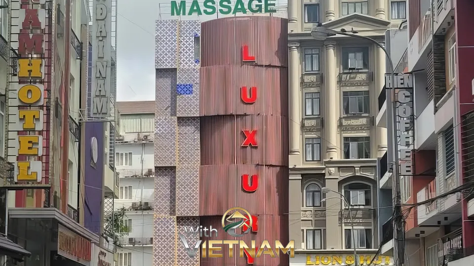 낮에 본 럭셔리 마사지 샵의 붉은색 건물 외관