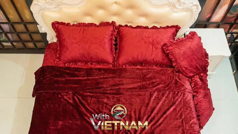 고급스러운 붉은 벨벳 침구와 화이트 침대 헤드