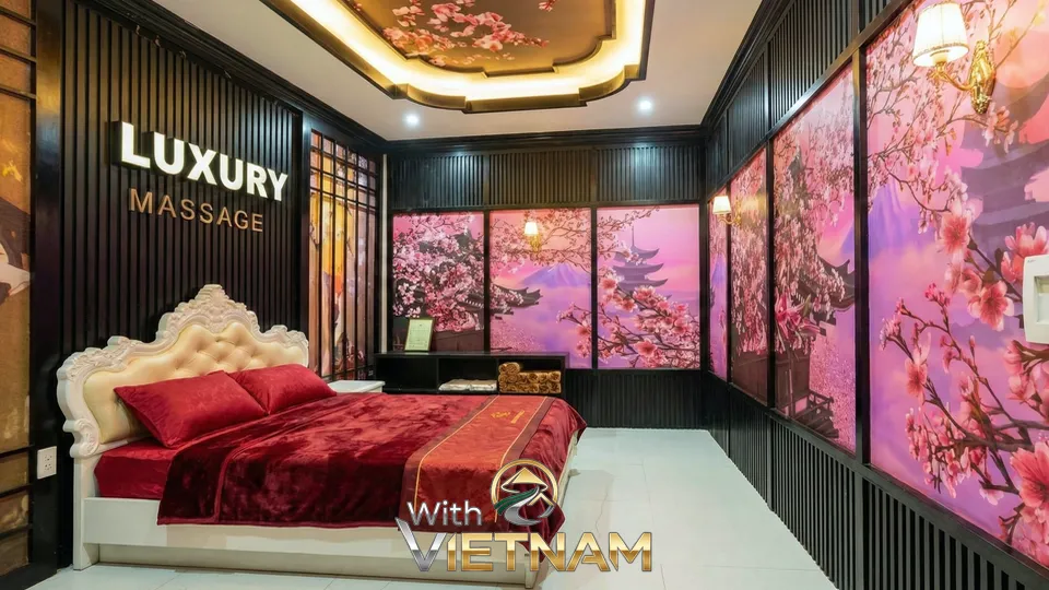 화려한 벚꽃 그림 벽면과 정돈된 마사지 침대
