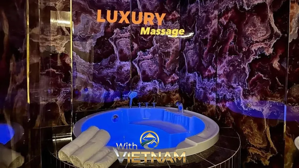 보랏빛 대리석 벽면과 파란 조명의 스파 욕조