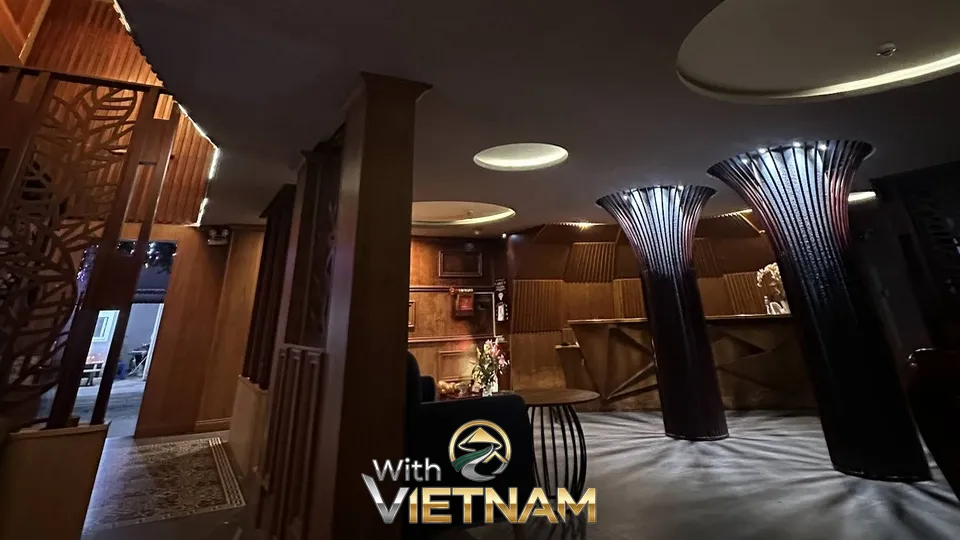 독특한 디자인의 기둥과 조명이 있는 로비