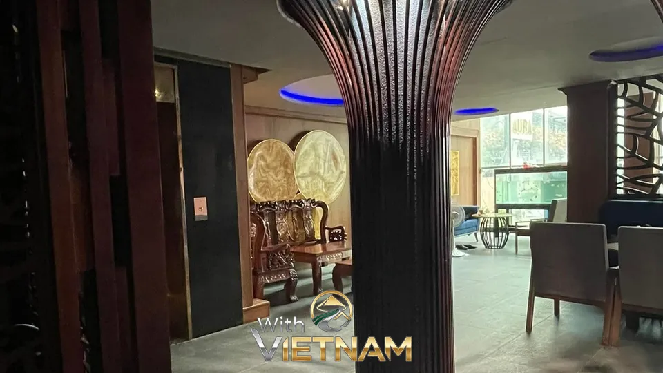 검은색 기둥과 수족관이 있는 실내 휴게 공간