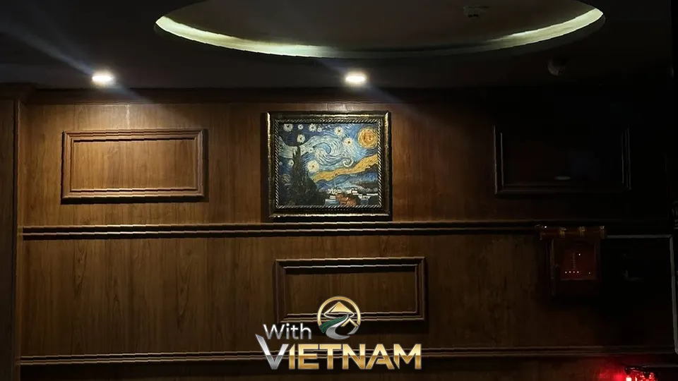 나무 벽면 인테리어와 고흐의 명화 액자 장식