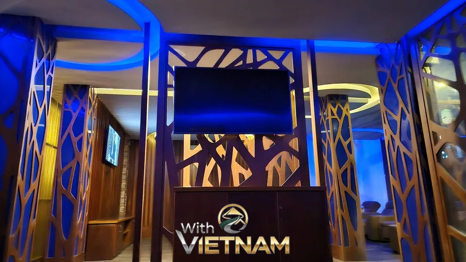 파란 조명과 나무 파티션이 어우러진 내부 공간