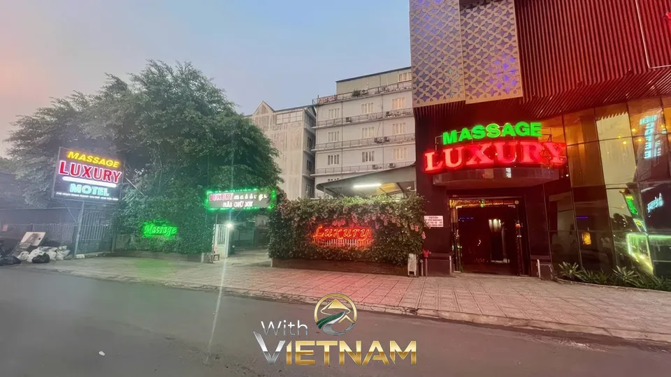 덩굴 식물로 입구가 장식된 마사지 샵 외부 전경