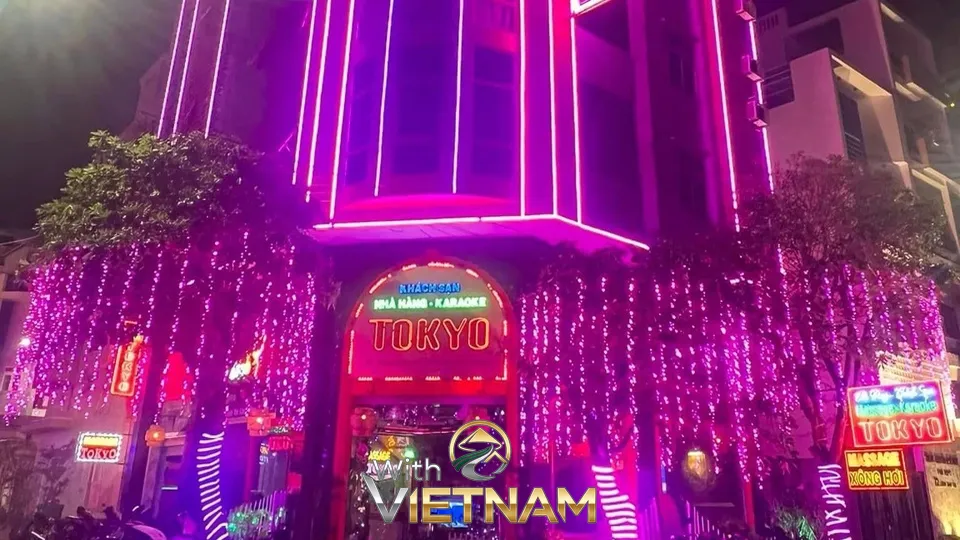 화려한 핑크빛 네온사인이 빛나는 도쿄 호텔 가라오케 외관