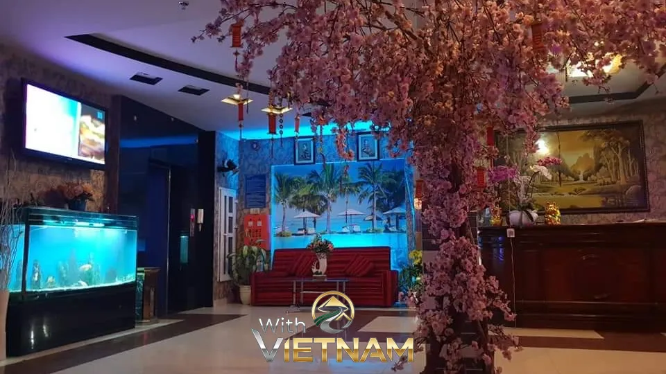 벚꽃 장식과 대형 수족관이 있는 호텔 로비 리셉션 공간