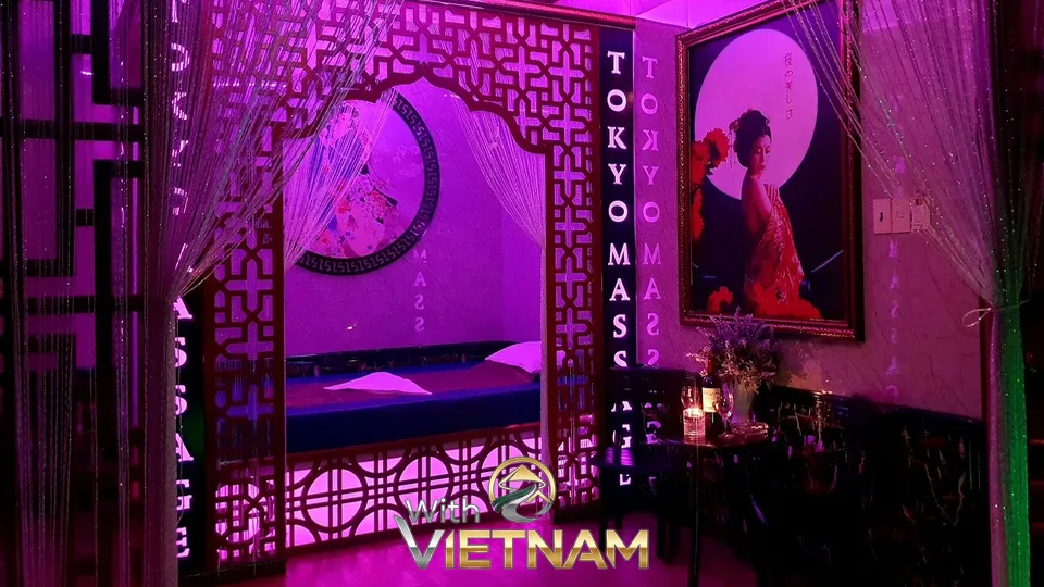 일본풍 그림과 보라색 네온 조명이 가득한 마사지 베드룸