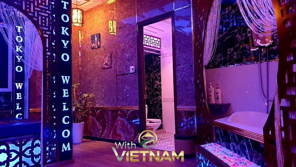 자갈 장식 욕조와 보라색 조명이 있는 도쿄 마사지실 내부