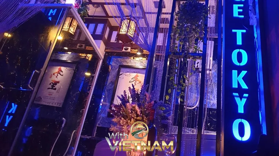 파란색 네온 조명과 꽃으로 장식된 샤워 및 스파 시설