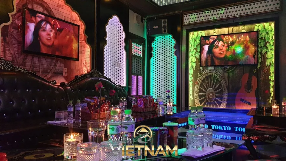 대형 스크린과 고급 가죽 소파가 구비된 화려한 노래방 내부