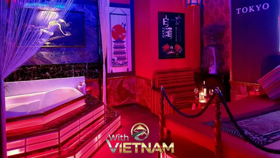 붉은 조명 아래 자쿠지와 침대가 있는 일본풍 마사지실