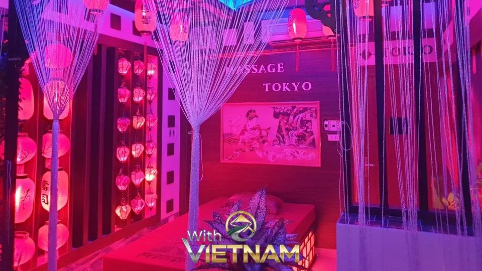 붉은 등과 비즈 커튼으로 몽환적인 분위기를 낸 마사지룸