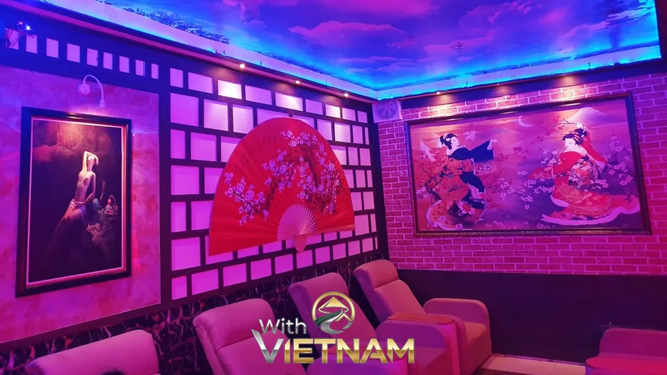 게이샤 벽화와 편안한 리클라이너 의자가 있는 휴게 공간