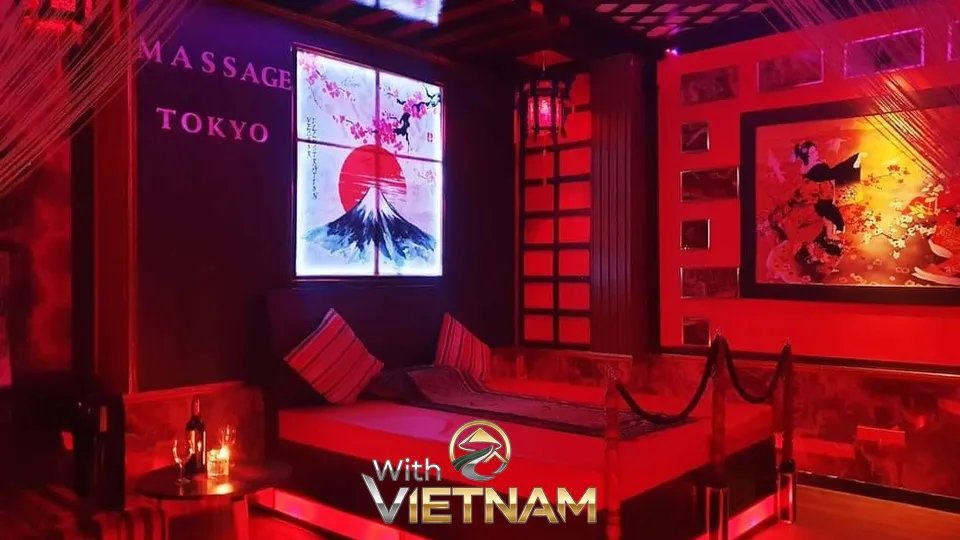 후지산 그림 조명과 붉은색 침대가 있는 마사지 베드룸