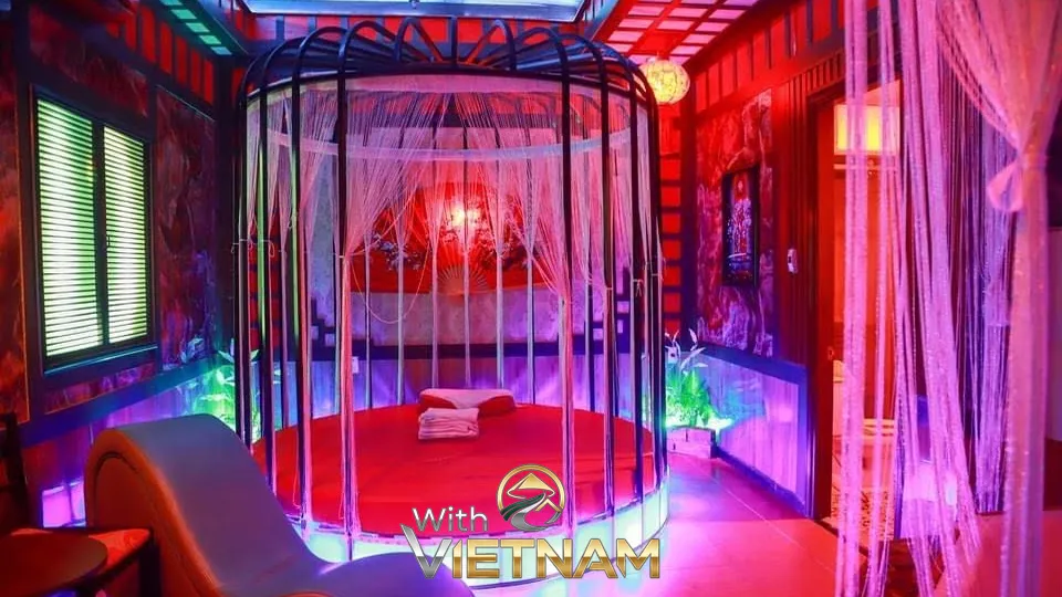 붉은 조명 속 독특한 새장 모양 프레임이 있는 원형 침대