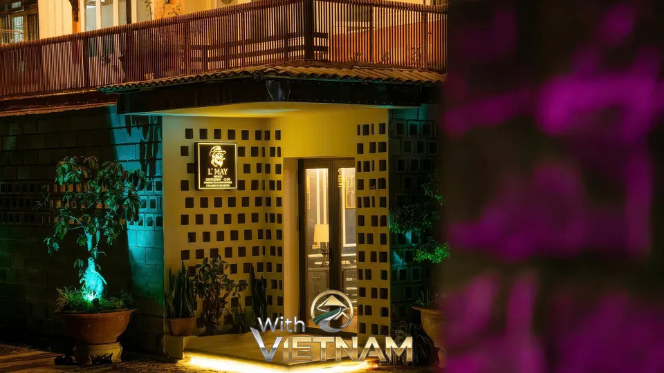 밤에 조명이 켜진 엘메이 스파 입구