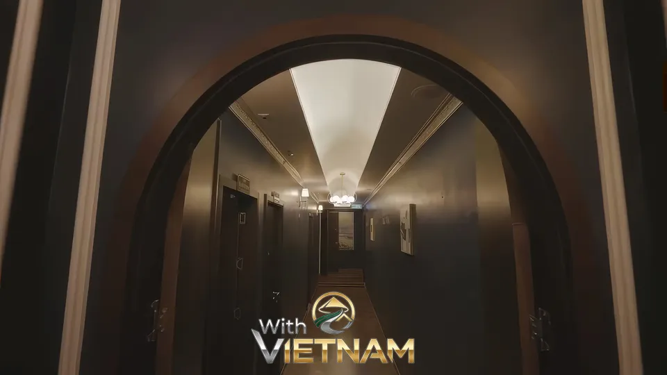 아치형 문을 통해 본 어둡고 긴 복도