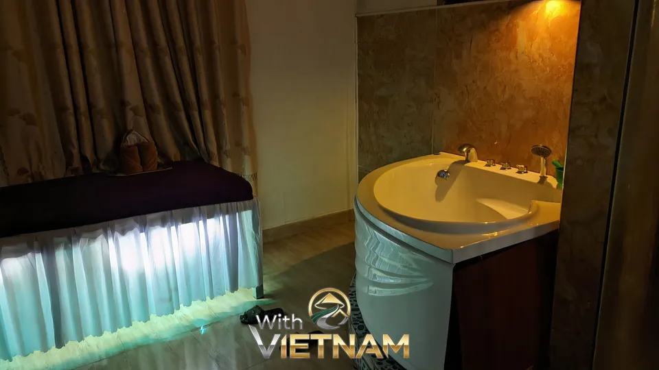 마사지 베드 옆의 대형 자쿠지 욕조