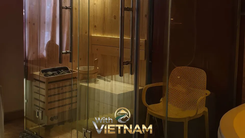 유리문 너머로 보이는 건식 사우나
