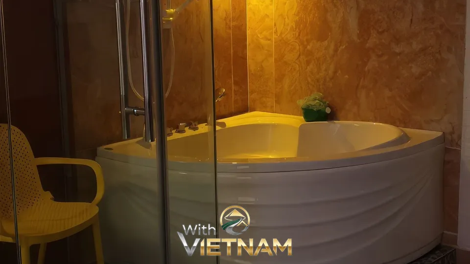 노란 의자가 놓인 대형 자쿠지 욕조
