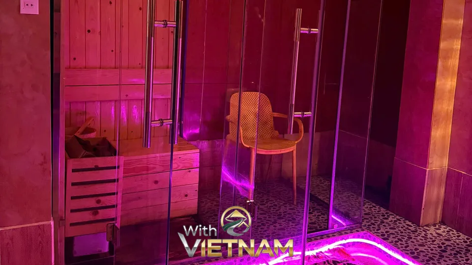 핑크색 조명의 유리문 건식 사우나