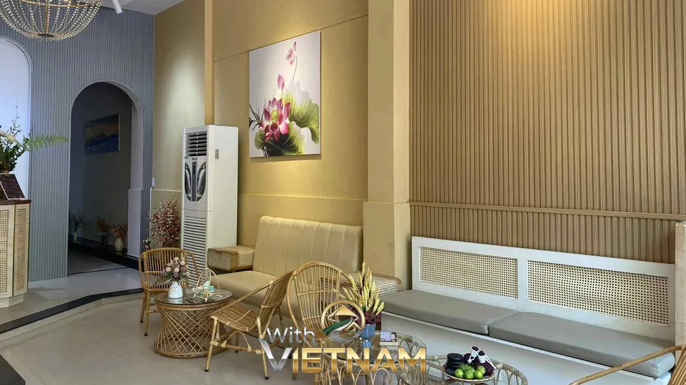 라탄 가구로 꾸며진 편안한 스파 대기 공간