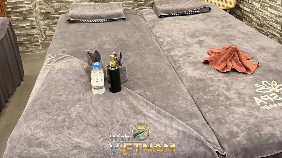 커플 마사지를 위해 나란히 놓인 두 베드