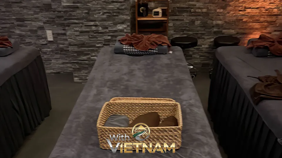 스톤 테라피 도구가 준비된 마사지 베드