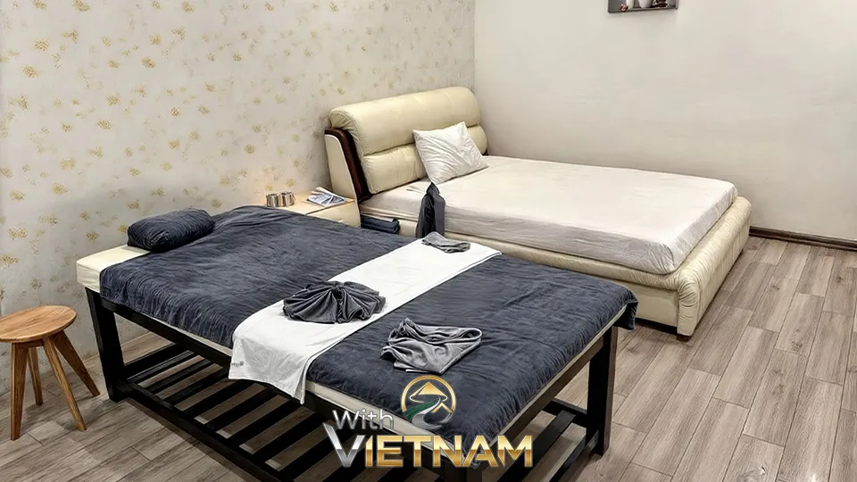 두 개의 침대가 있는 베안 스파의 마사지 룸