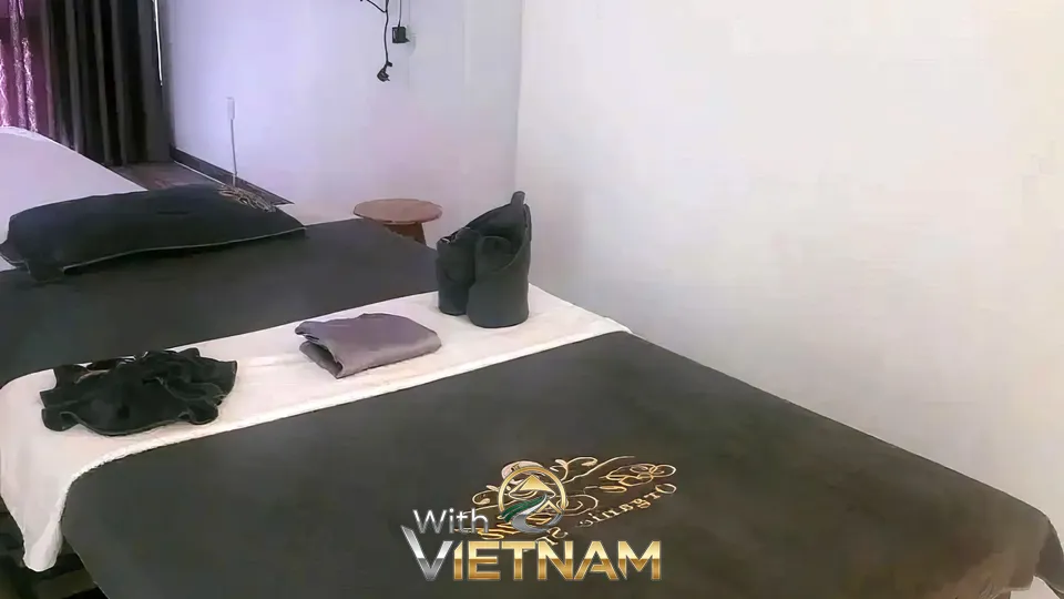 두 개의 침대가 나란히 있는 스파 룸