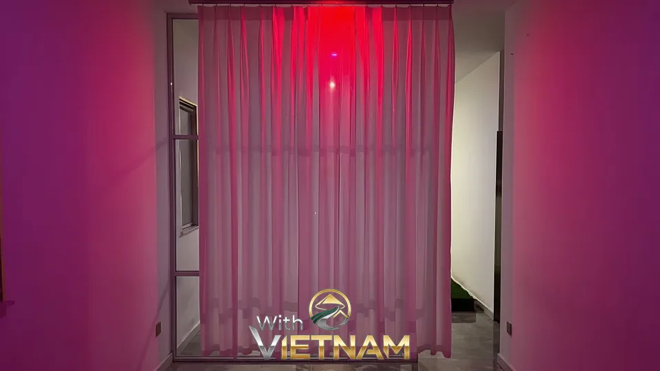 분홍색 조명과 커튼이 있는 마사지실 입구