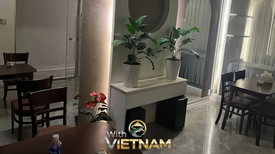 화분과 테이블이 놓인 스파 휴게 공간