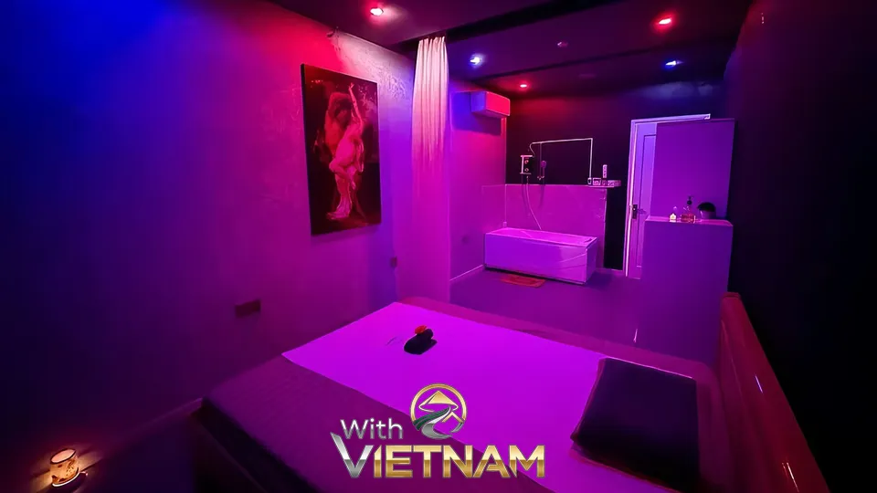 욕조와 침대가 있는 보라색 조명의 마사지실