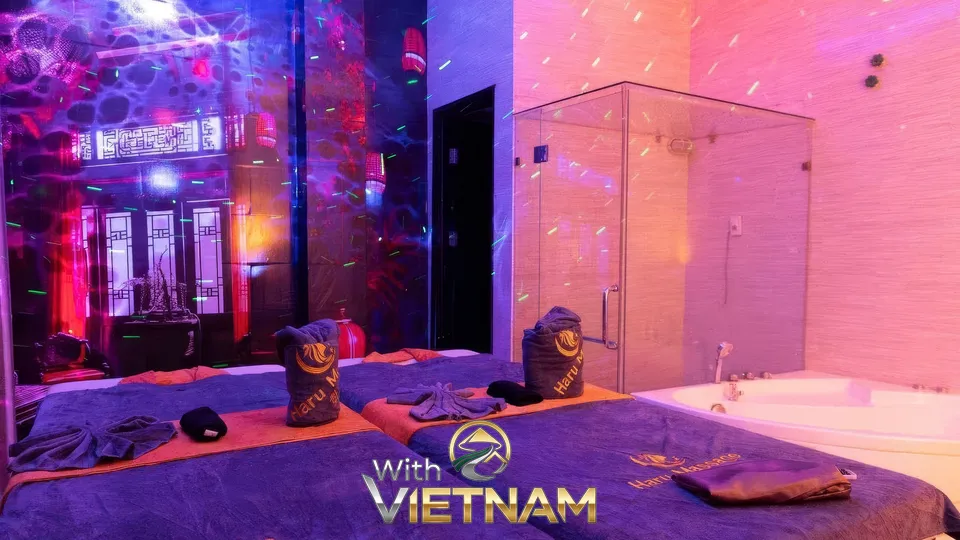 화려한 조명의 2인용 마사지 룸