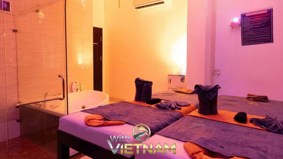 따뜻한 분위기의 마사지 룸과 욕조