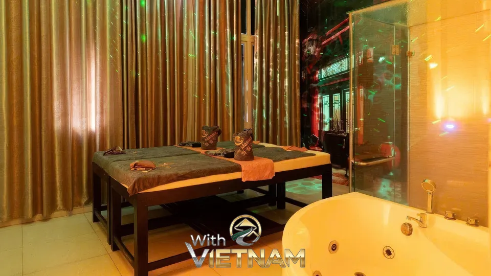 고급스러운 커튼과 욕조가 있는 방