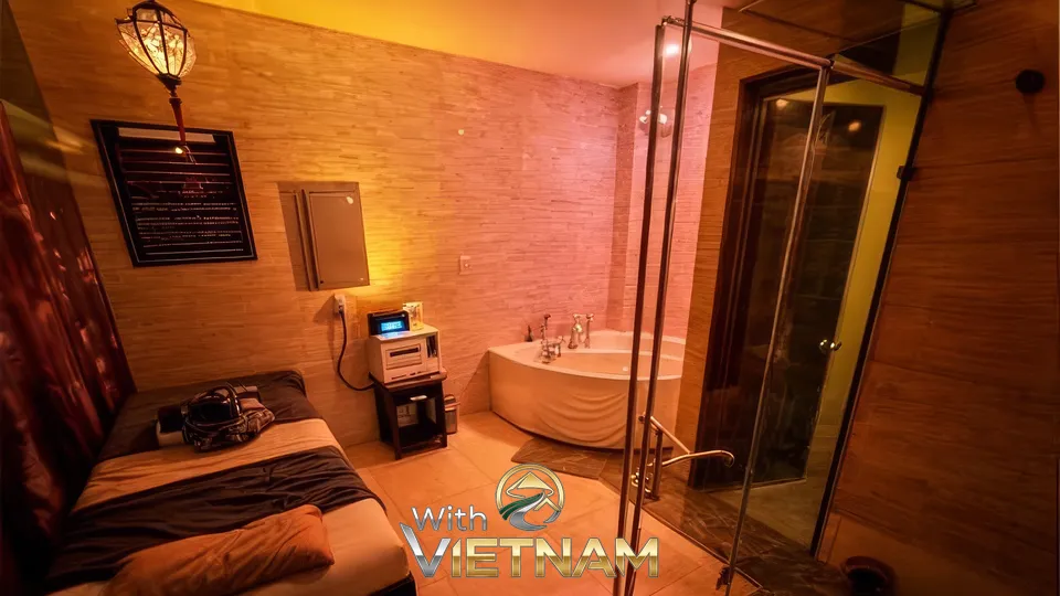 화월루의 개인용 욕조와 샤워 시설이 있는 방